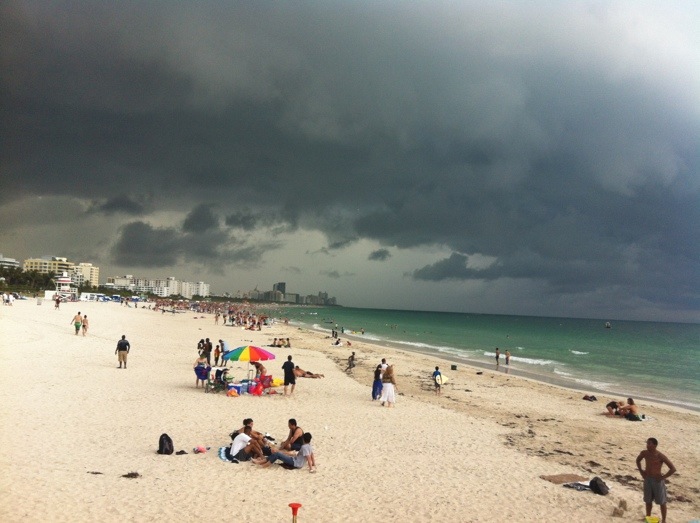Rain beach. Майами дождь. Rainy Beach. Плохая погода в Майами. Часто ли в Майами идут дожди.